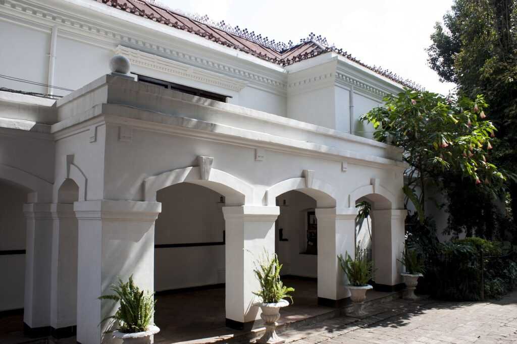 villa-95543_1280